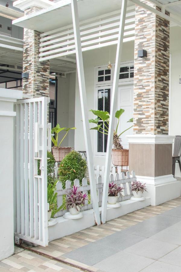 Huning House - 5 Bedrooms Purwokerto Exterior photo